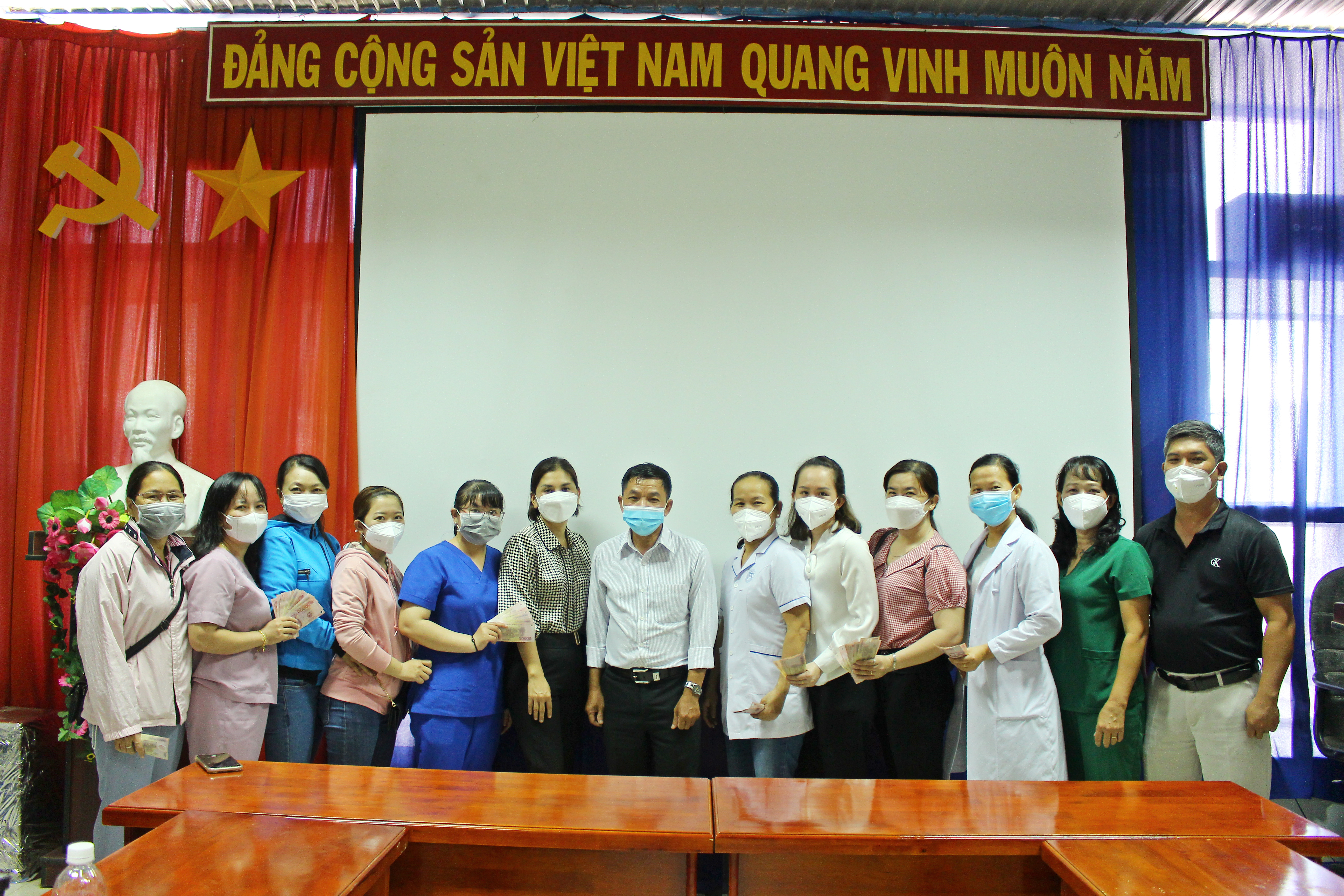 CÔNG ĐOÀN NGÀNH Y TẾ TÂY NINH ĐẾN THĂM VÀ TRAO HỖ TRỢ CHO VIÊN CHỨC, NGƯỜI LAO ĐỘNG BỊ ẢNH DƯỞNG BỞI DỊCH COVID-19
